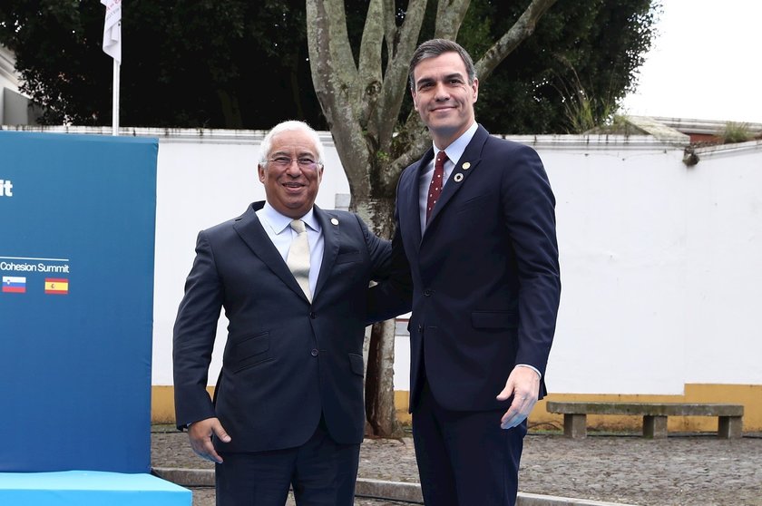 (I-D) El primer ministro de Portugal, António Costa, y el presidente del Gobierno, Pedro Sánchez, en Lisboa (Portugal) a 1 de febrero de 2020.