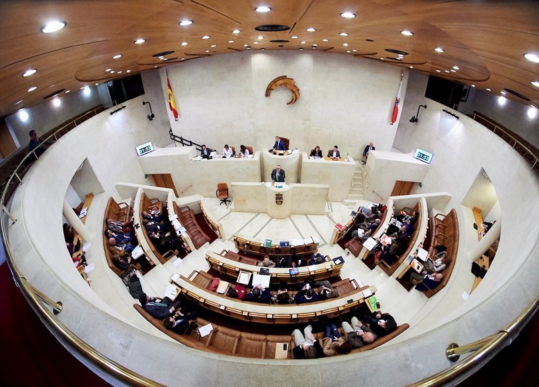 Vista general de la sesión plenaria en el Parlamento de Cantabria para la aprobación de los Presupuestos de 2020, en Santander (España), a 19 de diciembre de 2019.