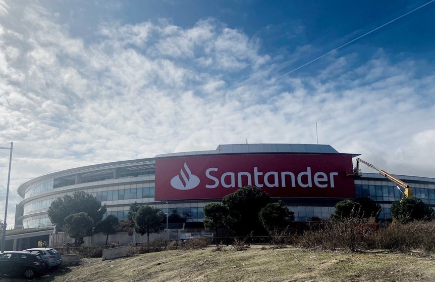 Uno de los edificios de la Ciudad Financiera del Grupo Banco Santander cerca de la localidad madrileña de Boadilla del Monte.