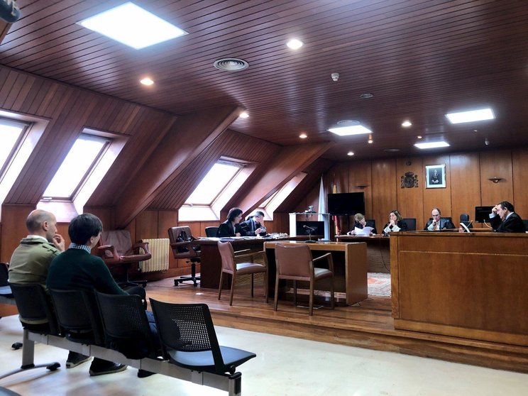 Los dos acusados de agredir sexualmente a una chica sentados en el banquillo durante el juicio en la Audiencia de Cantabria