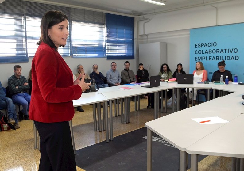 La alcaldesa de Santander, Gema Igual, da la bienvenida a los participantes en las lanzaderas de empleo