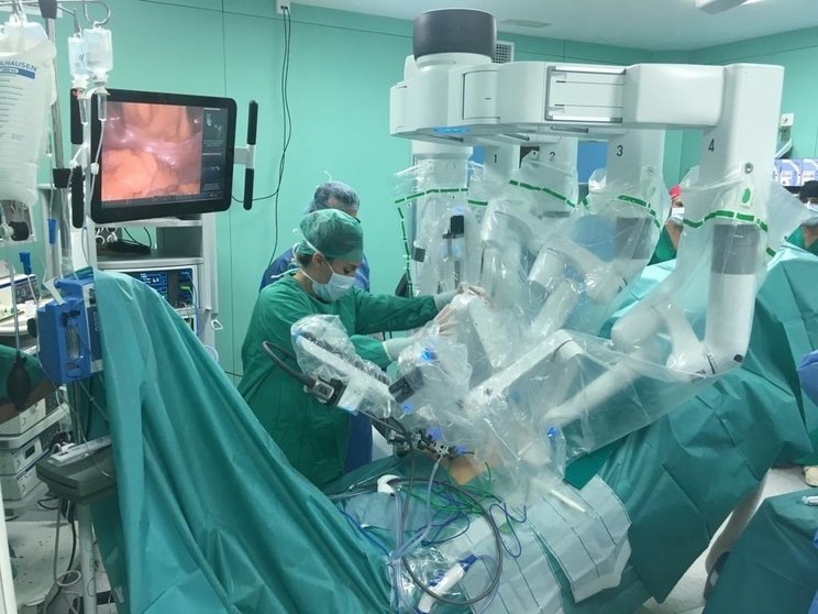 Servicio de Urología del Puerta del Mar realiza 10 procedimientos en cáncer de próstata con el robot 'Da Vinci'