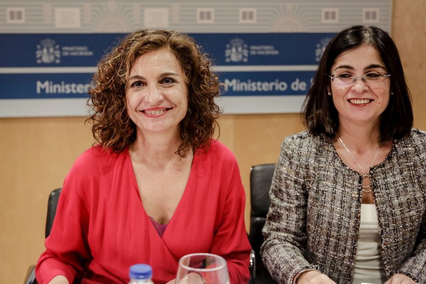 (I-D) La ministra de Hacienda, María Jesús Montero, y la ministra de Política Territorial y Función Pública, Carolina Darias, presidiendo el Consejo de Política Fiscal y Financiera (CPFF) en el Ministerio de Hacienda, en Madrid (España).
