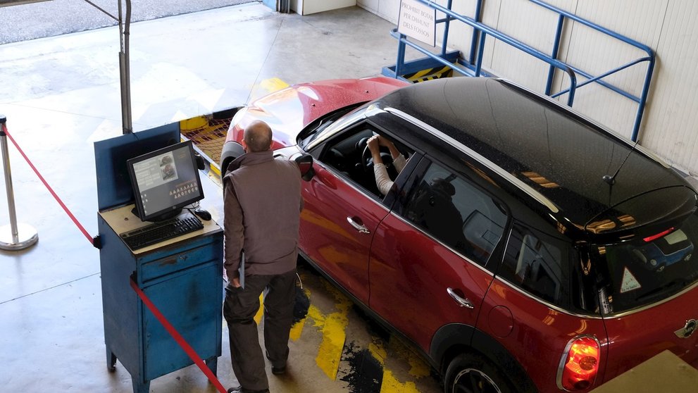 Un vehículo pasa la inspección técnica de vehículos.