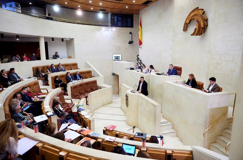 Foto de archivo. Pleno del Parlamento de Cantabria