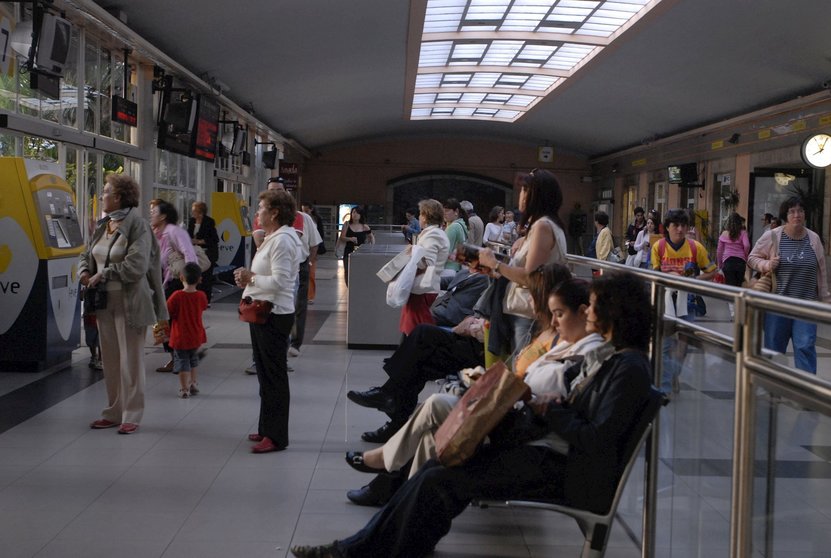 Pasajeros esperando su turno en los mostradores de la estación Renfe de la ciudad de Santander. 