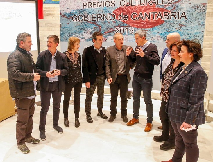 El vicepresidente, Pablo Zuloaga, con los premiados en la Gala de Premios Artísticos Gobierno de Cantabria