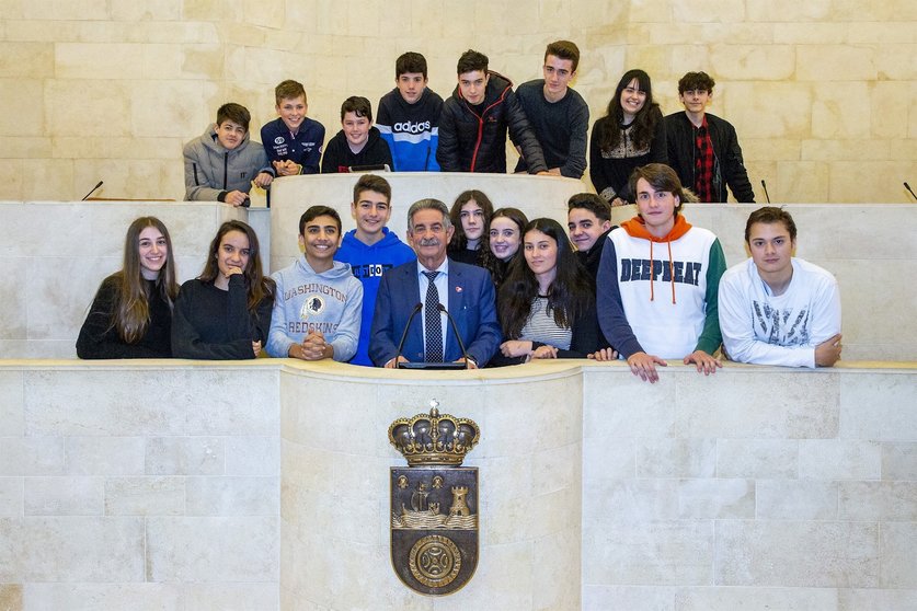 El presidente de Cantabria, Miguel Ángel Revilla, acompaña a los alumnos del IES La Marina de Bezana en su visita a la Cámara