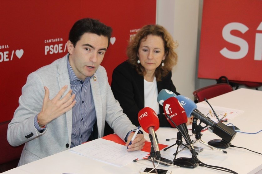 Pedro Casares e Isabel Fernández, diputado y senadora del PSOE