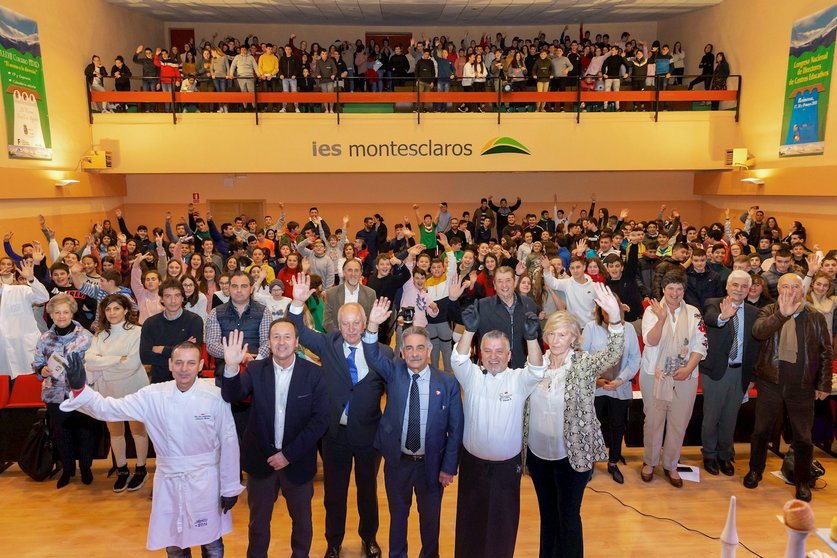 El presidente de Cantabria, Miguel Ángel Revilla, y otras autoridades en el 50 aniversario del IES Montesclaros de Reinosa