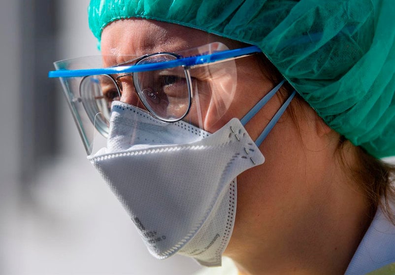 Personal sanitario con mascarilla y gafas de protección