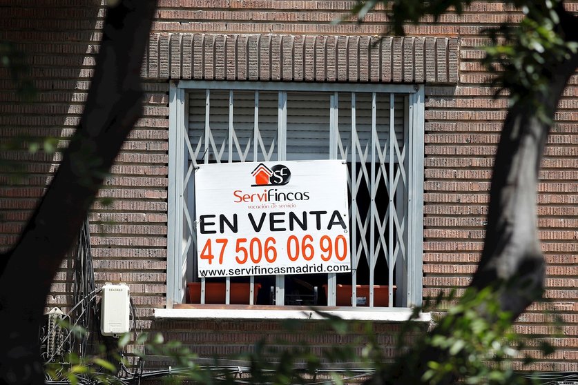Cartel de 'En venta' en la ventana de un piso en Madrid.