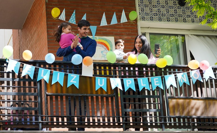 Una familia saluda desde la terraza en Sevilla 
