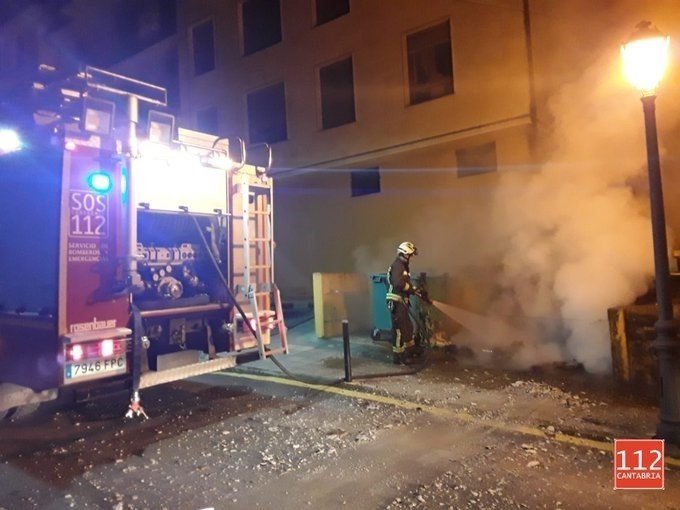 Bomberos sofocan un incendio en un contenedor en Liérganes