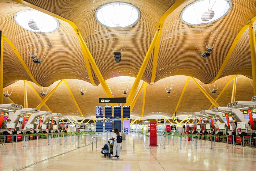 Una turista observa los paneles de la Terminal 4 del Aeropuerto Adolfo Suárez-Madrid Barajas donde el número de vuelos ha bajado notablemente.