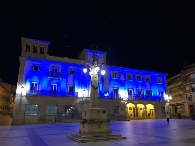 Fachada del Ayuntamiento de Colmenar Viejo que luce de azul por el día del autismo