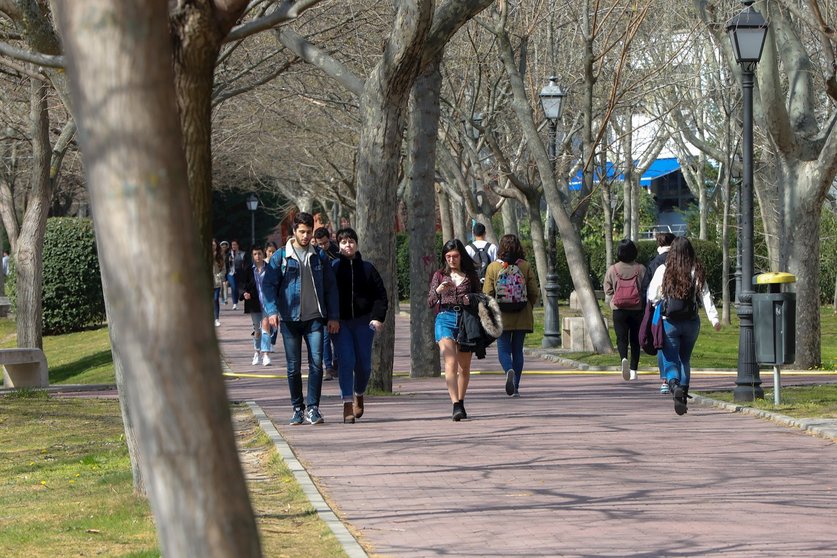 Estudiantes pasean en el campus de la Universidad Autónoma de Madrid el pasado 11 de marzo, antes de la suspensión de las clases por coronavirus.