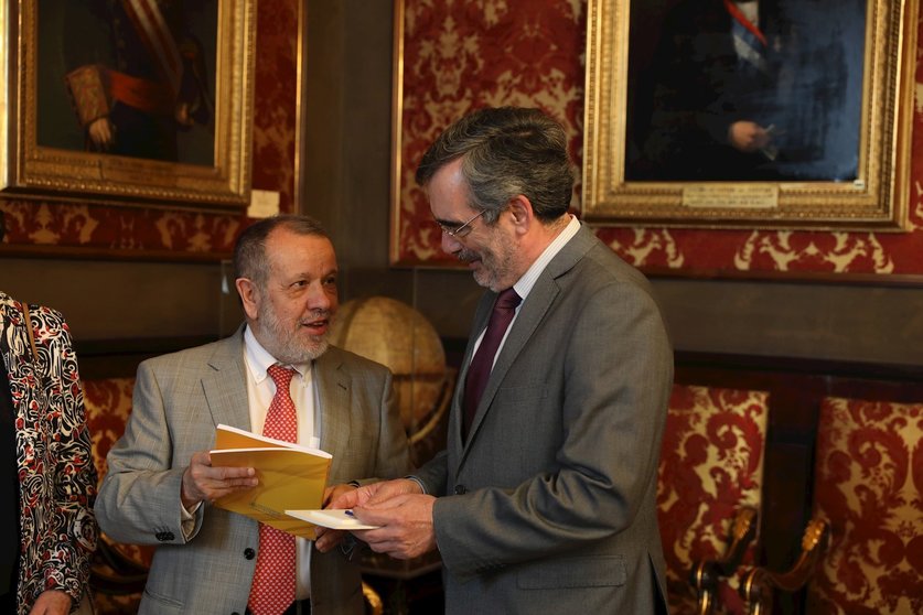 El presidente del Senado, Manuel Cruz (d), recibe en el Senado al Defensor del Pueblo en funciones, Francisco Fernández Marugán (i), que le hace entrega del informe anual de su institución.