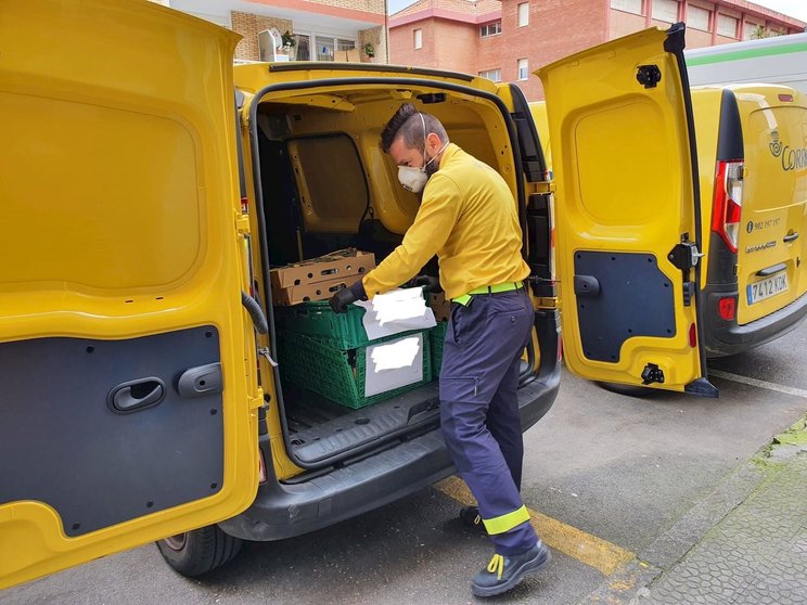 Voluntarios de Correos en Santander colaboran con el Ayuntamiento para repartir comida a domicilio a familias necesitadas