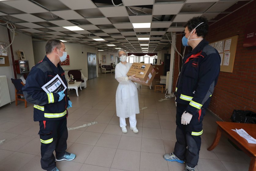 Bomberos del Ayuntamiento de Móstoles entregan material sanitario al personal de la Residencia Virgen de la Concepción en Navalcarnero (80 mascarillas y batas) 