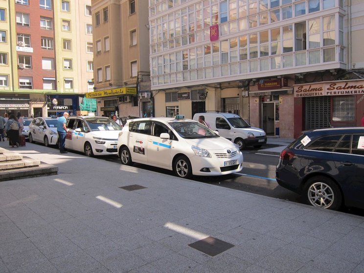 Taxis en la parada de la estación de autobuses de Santander              