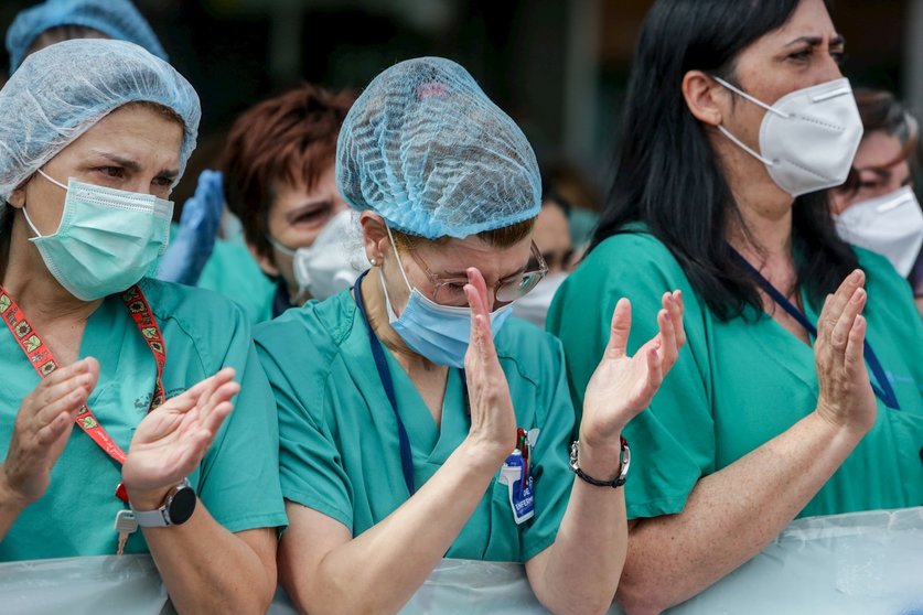 Sanitarios del Hospital Severo Ochoa de Leganés aplauden durante el homenaje al enfermero de quirófano de 57 años fallecido por Covid-19, quien en la Unidad de Cuidados Intensivos (UCI), según indicó el propio hospital, luchó "incansablemente, durante día