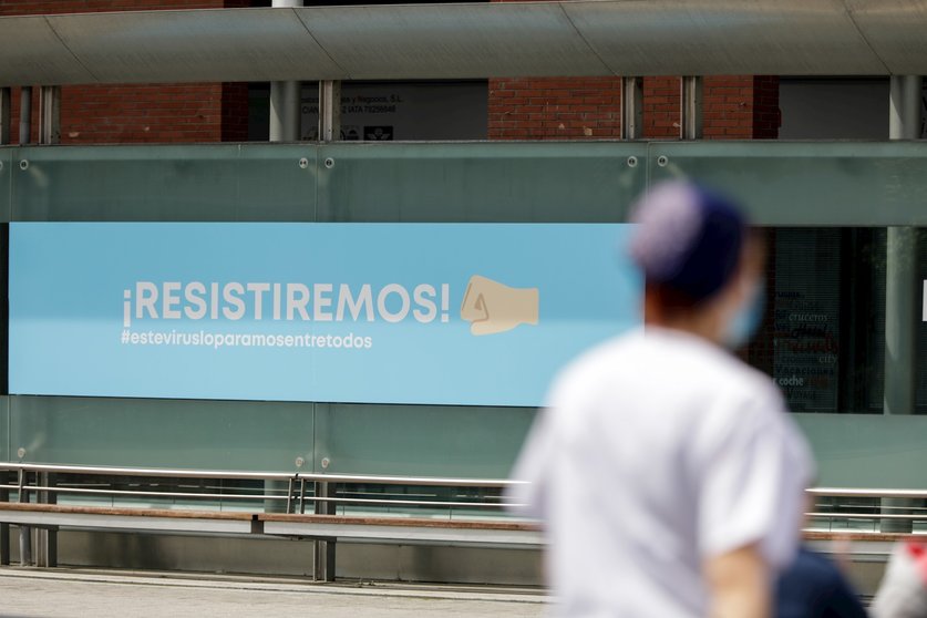 Cartel en el que se lee '¡Resistiremos!' en el exterior del hospital de campaña de IFEMA. En Madrid (España) a 20 de abril de 2020.