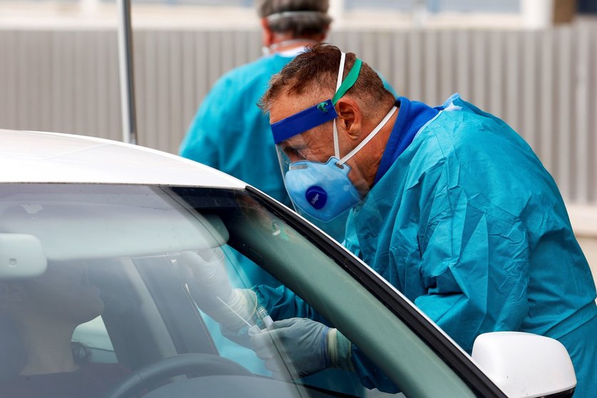 Dispositivo sanitario de la prueba test del PCR para detectar la infección por coronavirus a las personas desde su coche, instalado en el recinto de aparcamiento del centro de salud de la barriada La Roca, en Málaga, (Andalucía, España)