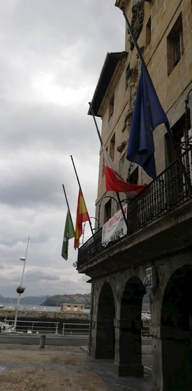 Banderas en Castro Urdiales ondeando a media asta
