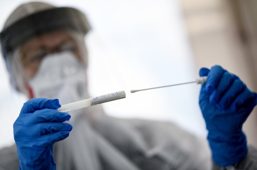 23 April 2020, Berlin: A staff member from the public health department in Mitte holds a swab tool in her hand at a drive-in coronavirus test station on the central fairground, amid the coronavirus outbreak. Photo: Britta Pedersen/dpa-Zentralbild/dpa