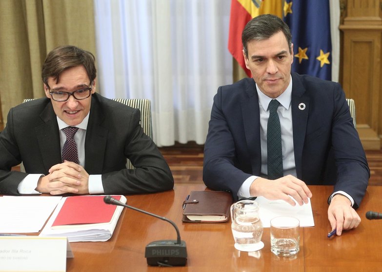 El ministro de Sanidad, Salvador Illa (i), y el presidente del Gobierno, Pedro Sánchez (d), durante la reunión sobre el seguimiento del coronavirus en España, en la Sede del Ministerio de Sanidad, Madrid (España), a 9 de marzo de 2020.