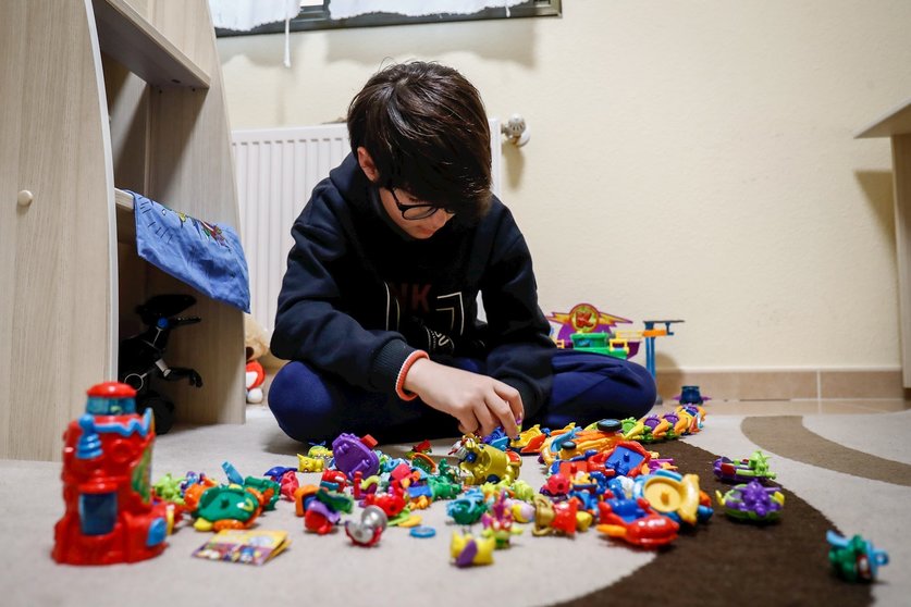 Un niño juega en su casa con unos muñecos durante el confinamiento por el coronavirus, en Valdemoro/Madrid (España) a 20 de abril de 2020.