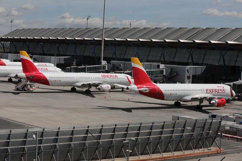Varios aviones de Iberia aparcados en el Aeropuerto de Madrid-Barajas Adolfo Suárez en el día 46 del estado de alarma