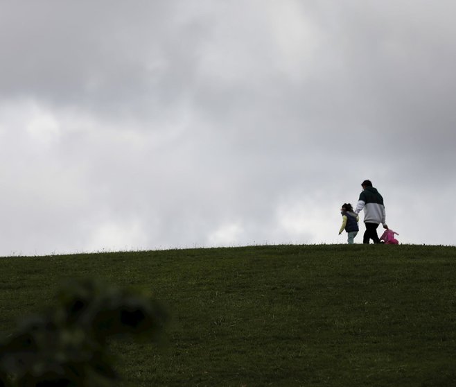 Una niña pasea con su padre durante el segundo día de desconfinamiento de niños y preadolescentes durante el estado de alarma 