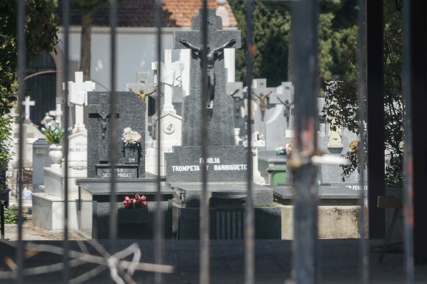 Entrada del Cementerio Municipal de Ciempozuelos (Madrid) desde la que se ven varias tumbas