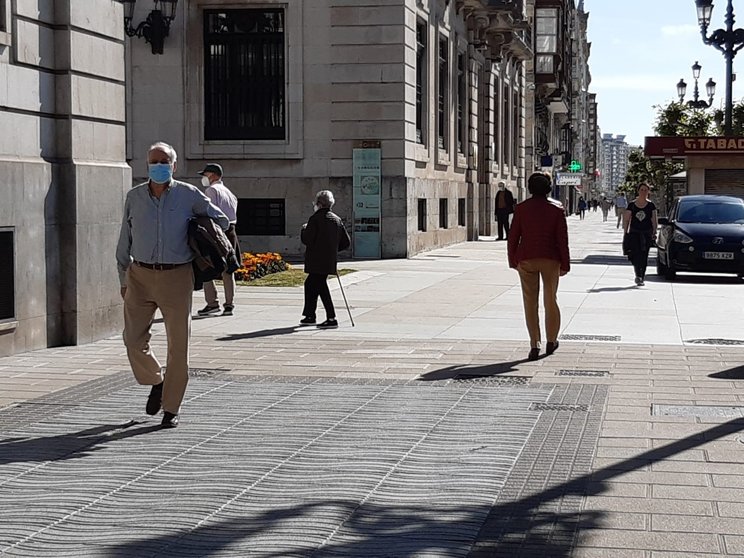 Personas paseando por Santander