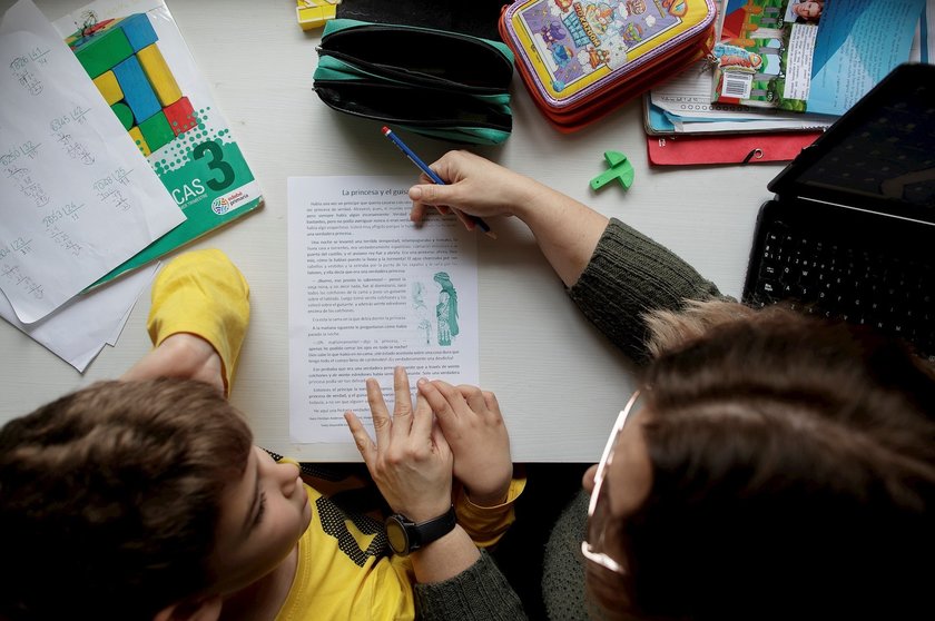 Un escolar hace deberes en su domicilo de Madrid durante el confinamiento por la pandamia del coronavirus.