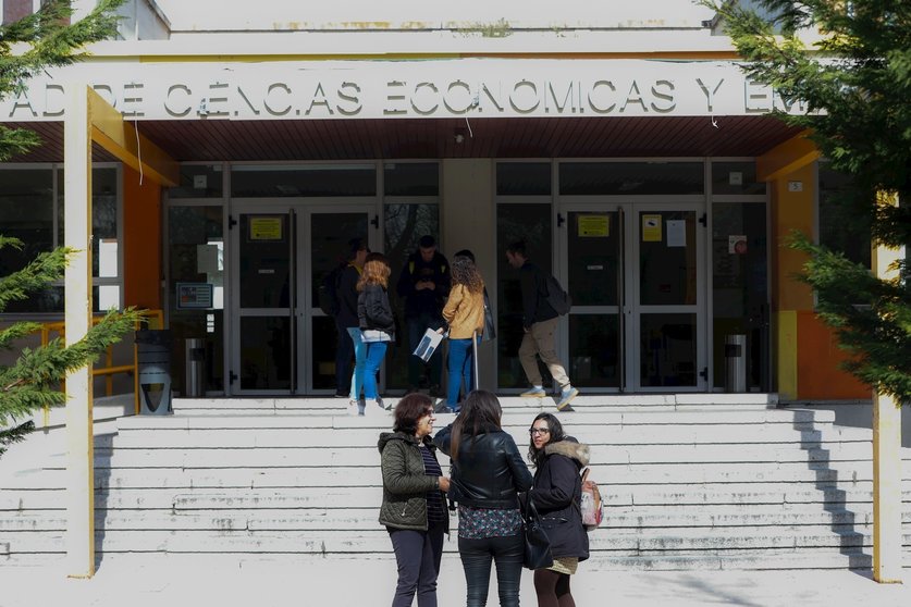 Alumnos frente a la Facultad de Ciencias Económicas y Empresariales de la Universidad Autónoma de Madrid, el pasado mes de marzo.