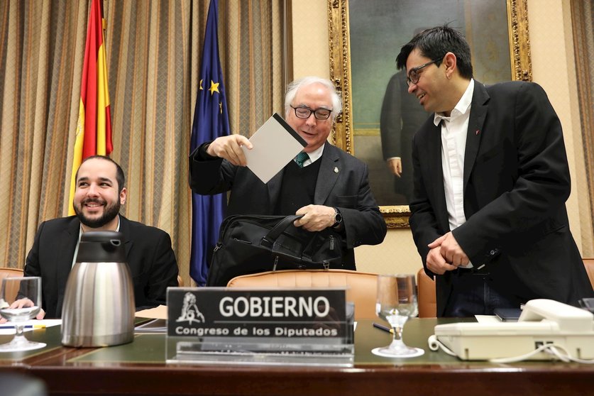 El ministro de Universidades, Manuel Castells, en el centro de la imagen, el pasado mes de febrero en su primera comparecencia en el Congreso.