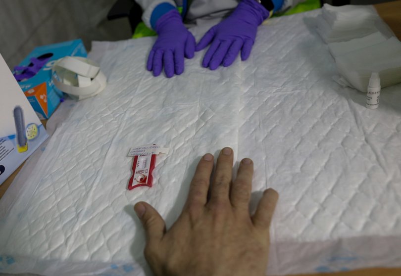 Un sanitario del SUMMA se hace el test para diagnosticar el Covid-19 durante un día de trabajo del Servicio de Urgencia Médica (SUMMA 112) en el estado de alarma por la pandemia del coronavirus. En Madrid (España) a 26 de abril de 2020.
