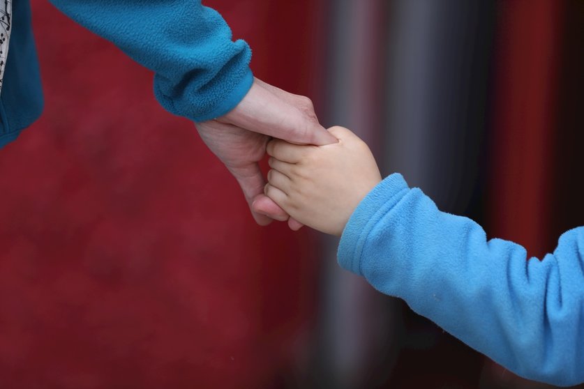 Un niño camina de la mano durante el segundo día de desconfinamiento de niños y preadolescentes durante el estado de alarma 