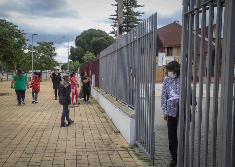 Personas en la puerta de la Fundación Don Bosco, para recibir alimentos del Proyecto Fraternitas, que atiende a familias vulnerables de dos de los barrios más pobres de España en Sevilla