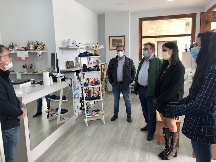 La directora de Comercio de Cantabria, Odette Alvarez, visita una tienda en Noja