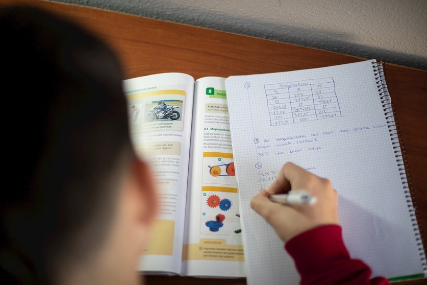 Un estudiante realiza deberes en su domicilio en Vitoria durante el confinamiento.