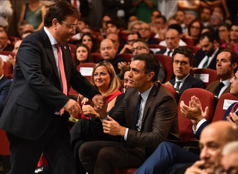 El presidente del Gobierno, Pedro Sánchez, y el presidente de la Junta, Guillermo Fernández Vara