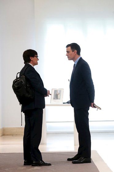 El ministro de Sanidad conversa con el presidente del Gobierno, Pedro Sánchez, a su llegada al Comité técnico para la Desescalada, en Moncloa, en Madrid (España), a 15 de mayo de 2020.