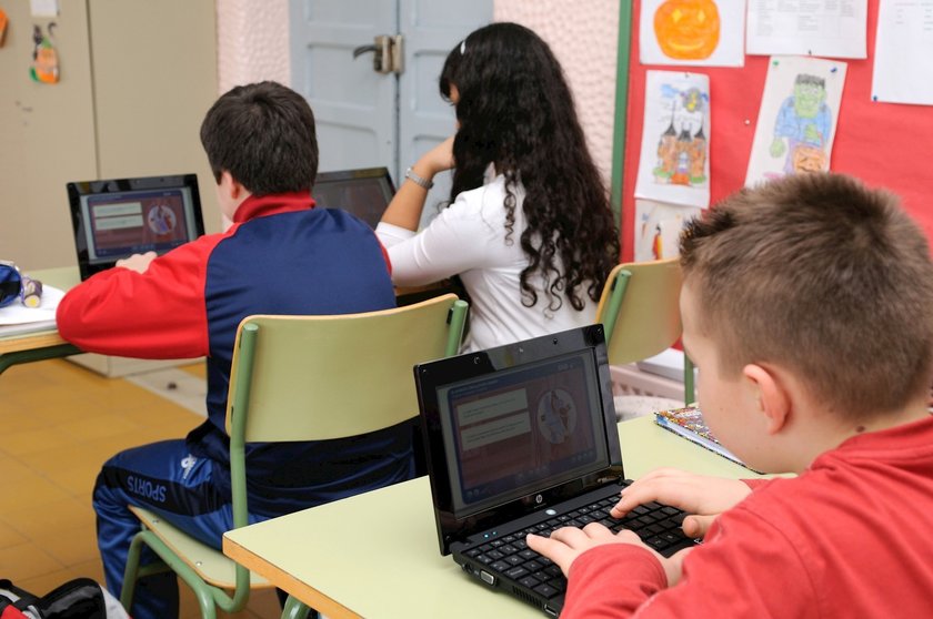 Alumnos utilizando ordenadores portátiles.Archivo