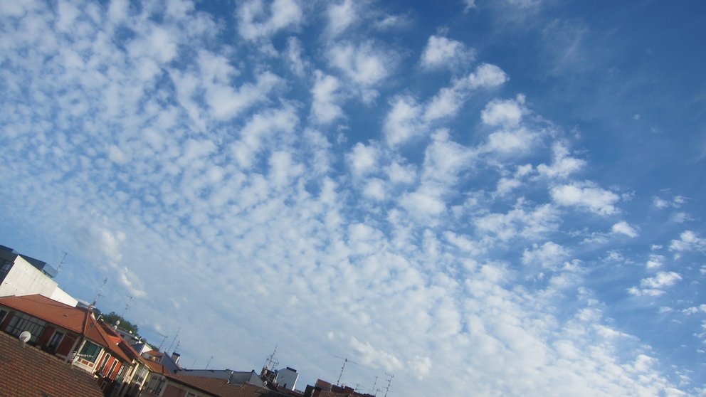 Cielos despejados con algunas nubes en Bizkaia