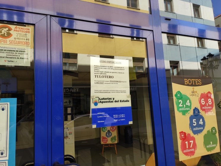Administración de Lotería de Oviedo cerrada al público a causa de la pandemia del coronavirus.