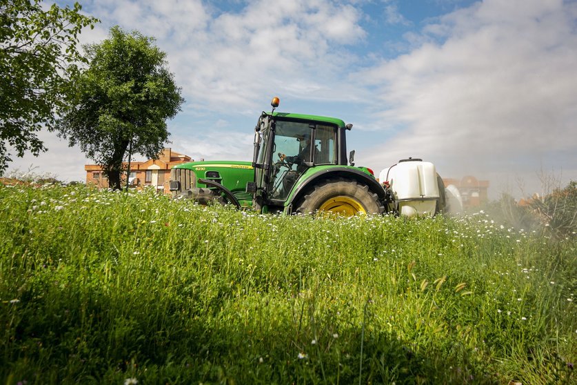 Un agricultor montado en su tractor desinfecta las inmediaciones de Aranjuez